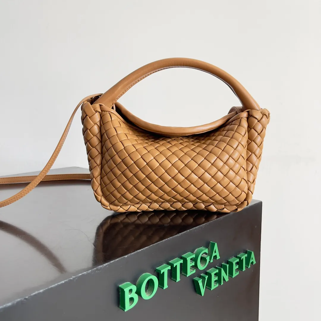 Batch 1760 BOTTEGA VENETA's new mini COBBLE bag. This season's mini Cobble series brings a new style of handbag. The body of the bag resembles the shape of a "Yuanbao", giving you good luck throughout autumn and winter! This Yuanbao bag is made of three pieces of quilted cotton and has an unlined body, showing its quiet power. The bag is carefully designed to create a three-dimensional look. The joints and edges are decorated with lambskin strips to create a sense of simplicity. The handbag is not lined, so you can directly appreciate the consistent lambskin on the outside and inside. It is beautiful both inside and outside. The top handle of this handbag is made of leather-wrapped rope and is quite sturdy. The detachable shoulder strap is secured by a leather buckle inside the bag. Can be carried by hand, carried on the shoulder or cross-body, very easy to match! Style number: 805739 Size: 23*11*8cm